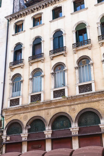 Gevel van appartementshuis in Venetië stad — Stockfoto