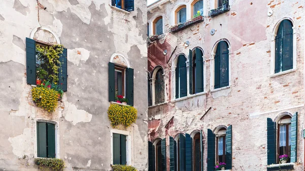 Facciate di case urbane su Campo San Aponal — Foto Stock