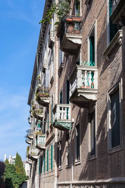 Facade of apartment house in Venice city — Stock Photo, Image