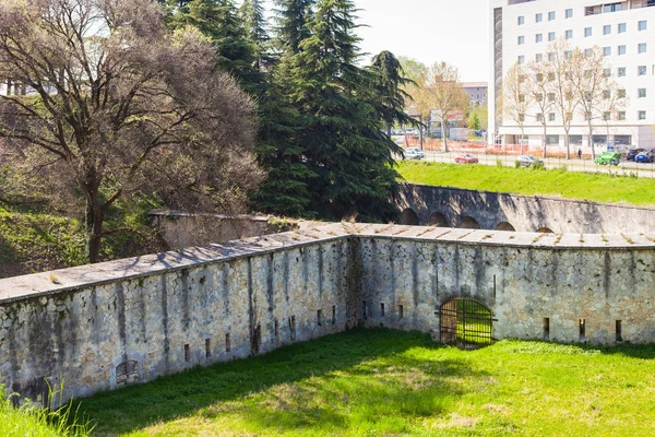 Бастионные стены в городском парке в городе Верона — стоковое фото