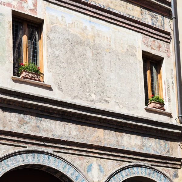 Fasaden av medeltida hus i Mantua city — Stockfoto