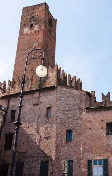 Vista de Torre della Gabbia desde la plaza Sordello —  Fotos de Stock