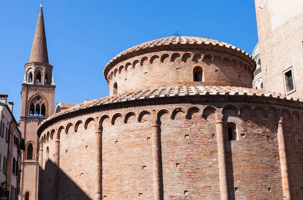 Rotonda di san lorenzo e campanile della Basilica — Foto Stock
