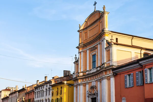 Gevel van de Chiesa di Ognissanti in Mantua stad — Stockfoto