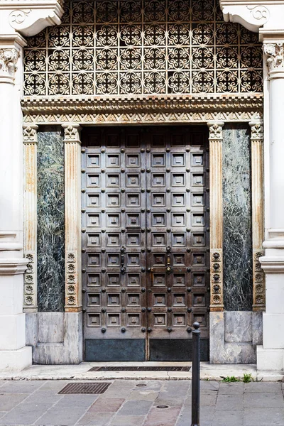 Verzierte mittelalterliche Tür in Padua-Stadt — Stockfoto
