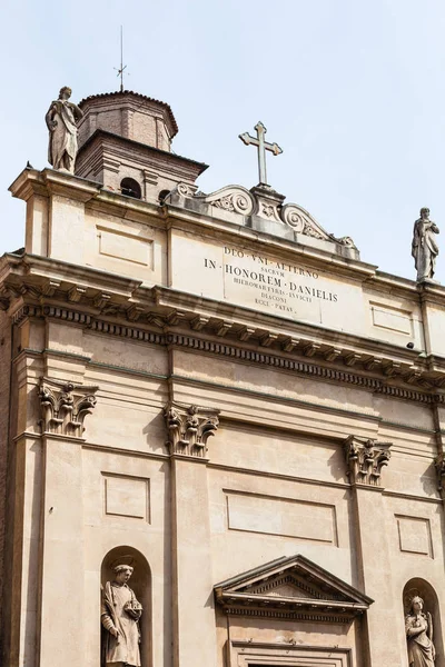 Gevel van de chiesa di San Daniele Martire in Padua — Stockfoto