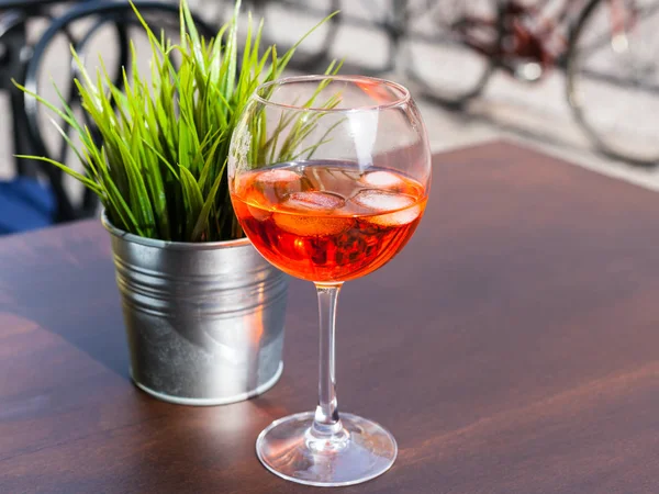 Spritz cocktail with ice on table in outdoor cafe — Stock Photo, Image