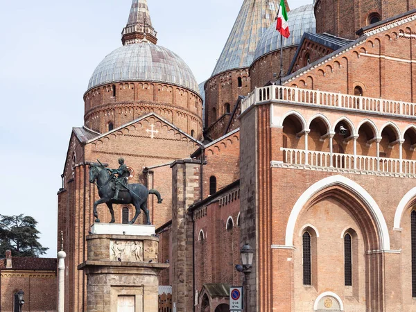 Vista de la Estatua de Gattamelata y Basílica — Foto de Stock