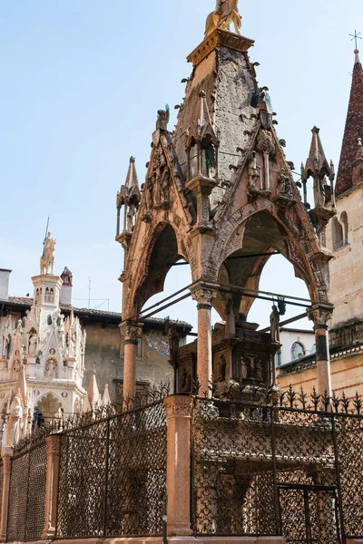 Средневековые гробницы Мастино II и Кансиньорио — стоковое фото
