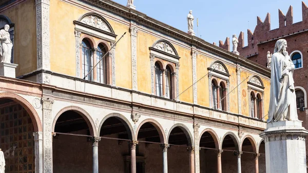 Памятник Данте на площади Пьяцца дей Синьори в городе Верона — стоковое фото