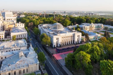 Hrushevskyi sokak Verkhovna Rada bina ile