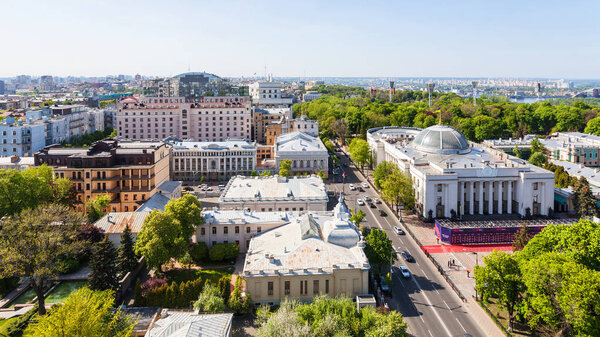выше вид улицы Грушевского в городе Киеве
