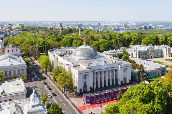 Выше вид на город Киев с Радой весной — стоковое фото