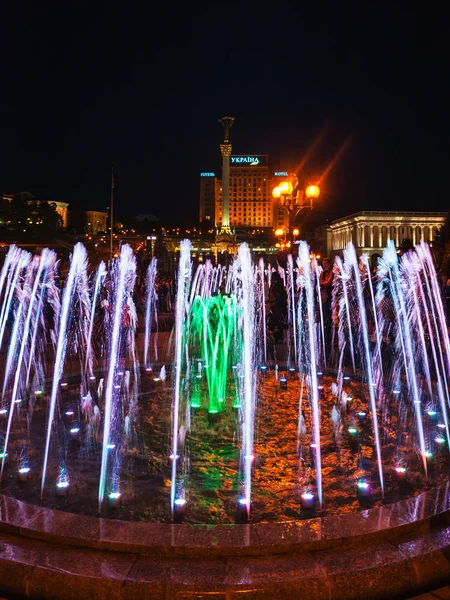 在基辅 Maidan 唱歌喷泉开幕 — 图库照片