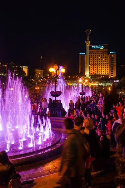 游客在唱歌喷泉在基辅开幕 — 图库照片