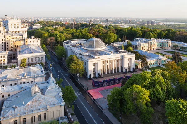 Hrushevskyi straat met Verkhovna Rada bouwen — Stockfoto