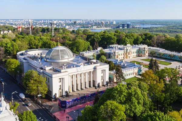 Rada gebouw en Mariinski Paleis in ochtend — Stockfoto