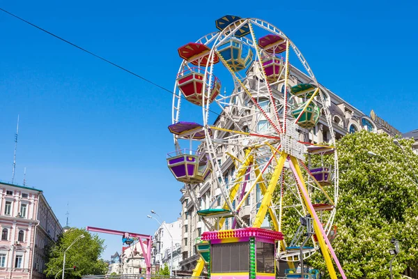 Маленький парк розваг на площі Святого Михайла — стокове фото