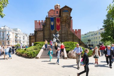 Bahar altın Kiev Gates yakınındaki turist