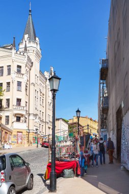 Hediyelik eşya dükkanları Andriyivskyy iniş üzerinde yakın turist