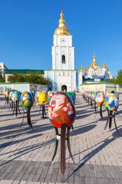 St Michael's meydanda Paskalya yumurtaları dekore edilmiş