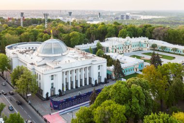 Verkhovna Rada bina ve Mariyinsky Sarayı görüntülemek