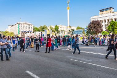 Kiev şehir Khreshchatyk'a sokakta insanlar