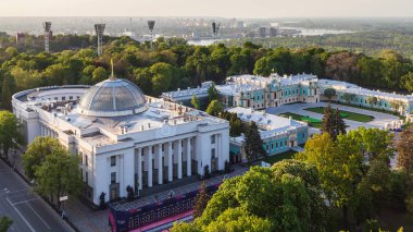 Verkhovna Rada bahar alacakaranlıkta bina