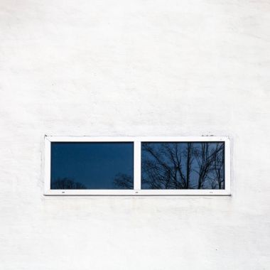 siyah beyaz boyalı duvar penceresinde