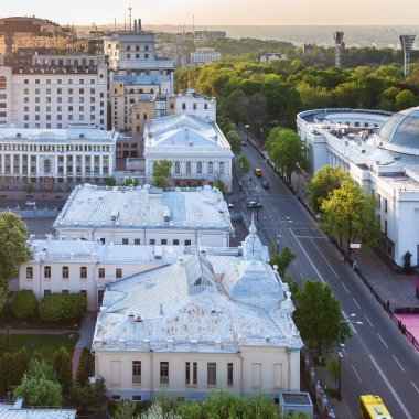 Bahar akşam Kiev şehrinde Hrushevsky sokak