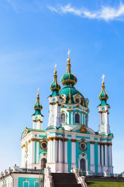 St Andrew's kilise Kiev City mavi gökyüzü altında