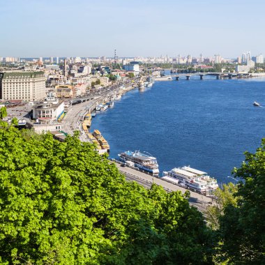 Kiev kenti Podil bölge nehir limanı ile