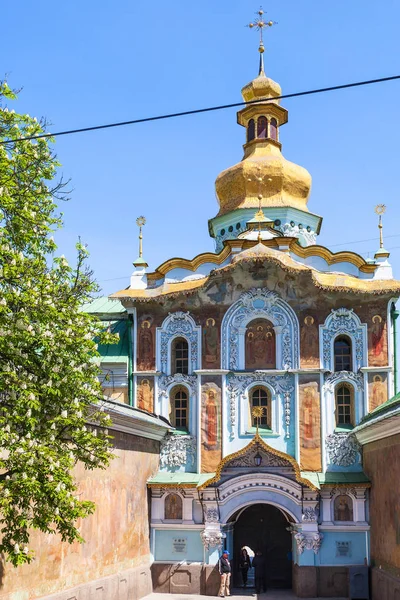 Mensen in de buurt van de ingang in Kiev Pechersk Lavra — Stockfoto