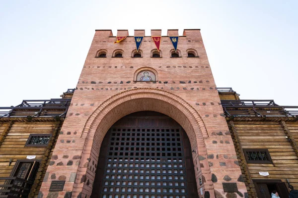 Visitors near doors of Golden Gates of Kiev — Stock Photo, Image