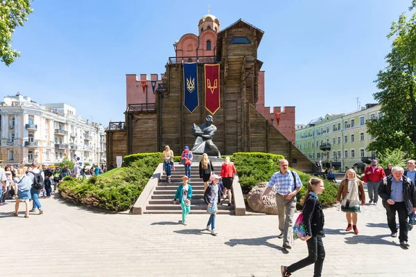 Tourists near of Golden Gates of Kiev in spring — Stock Photo, Image