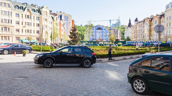 Cars and people on square of Vozdvizhenka district — Stock Photo, Image