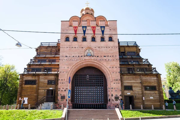 Personer nära entrén till museet av Golden Gates — Stockfoto