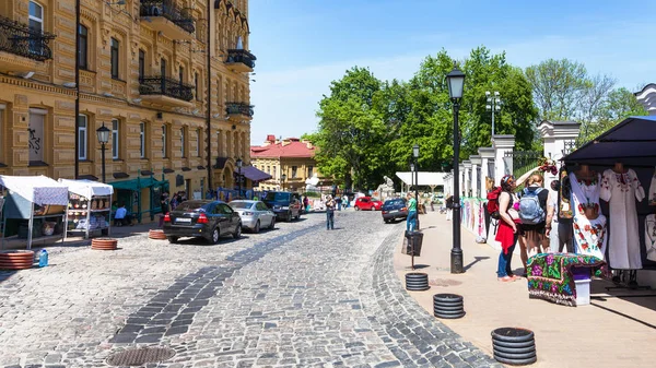 Tourists and gift market on Andriyivskyy Descent — Stock Photo, Image