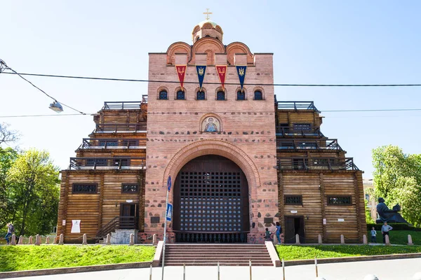 Odwiedzający w pobliżu wejścia do Muzeum Golden Gates — Zdjęcie stockowe