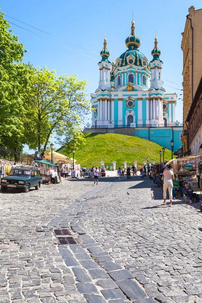 Market on Andriyivskyy Descent and view of Church — Stock Photo, Image