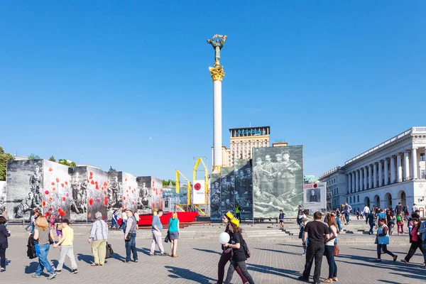 Люди на улице Крещатик возле Майдана в Киеве — стоковое фото