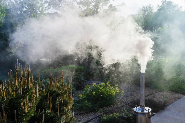 Дым от самоварной трубы на заднем дворе — стоковое фото