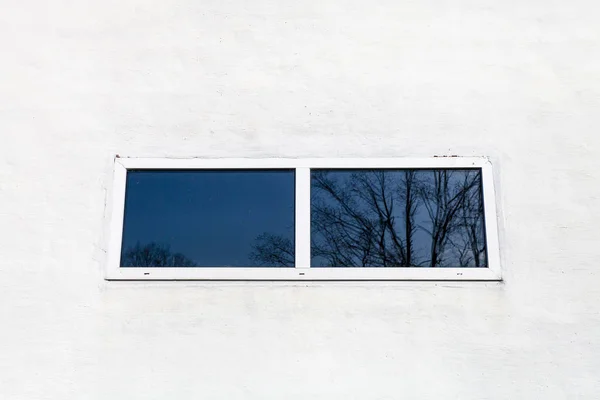 Skleněné okno v bíle natřená stěna — Stock fotografie