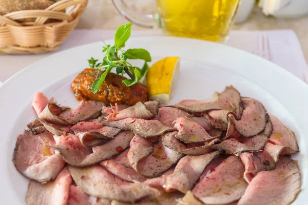 Sliced roast beef close up on plate — Stock Photo, Image