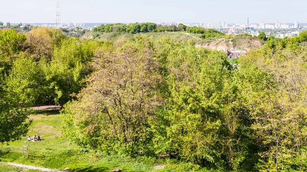 Uitzicht over stedelijke openbare park in Kiev stad in het voorjaar — Stockfoto