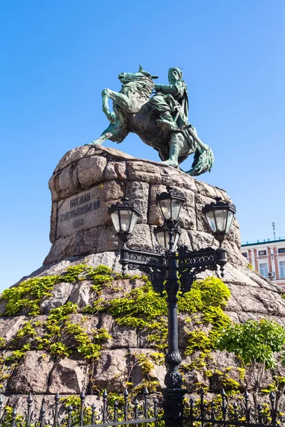 Estatua de Bohdan Khmelnytsky en la ciudad de Kiev — Foto de Stock