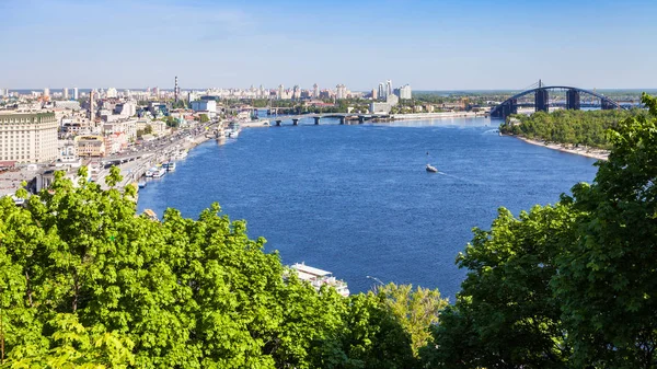 Vue de la ville de Kiev avec le port de la rivière et Dniepr — Photo