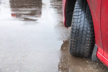 araç tekerlek ıslak yolda görünümünü