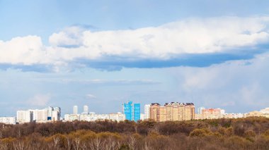 Moskova manzarası ile erken baharda kentsel park