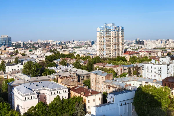 Maisons urbaines dans la ville de Kiev au printemps matin — Photo